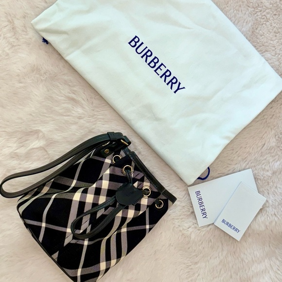 NEW Burberry Checked Drawstring bucket bag - Picture 1 of 10